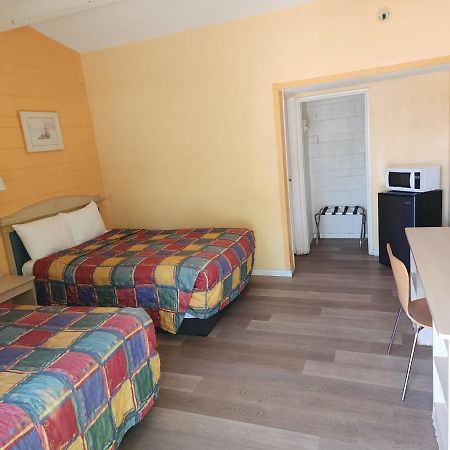 Town House Motel Lancaster Bagian luar foto