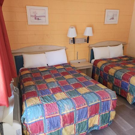 Town House Motel Lancaster Bagian luar foto