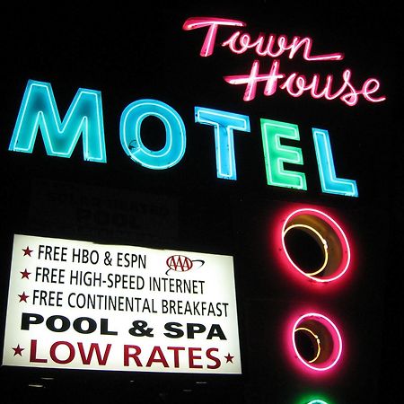 Town House Motel Lancaster Bagian luar foto