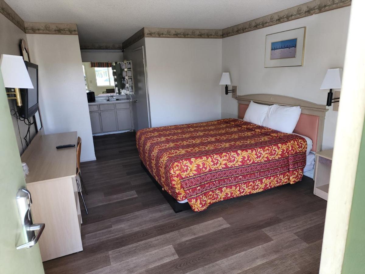 Town House Motel Lancaster Bagian luar foto