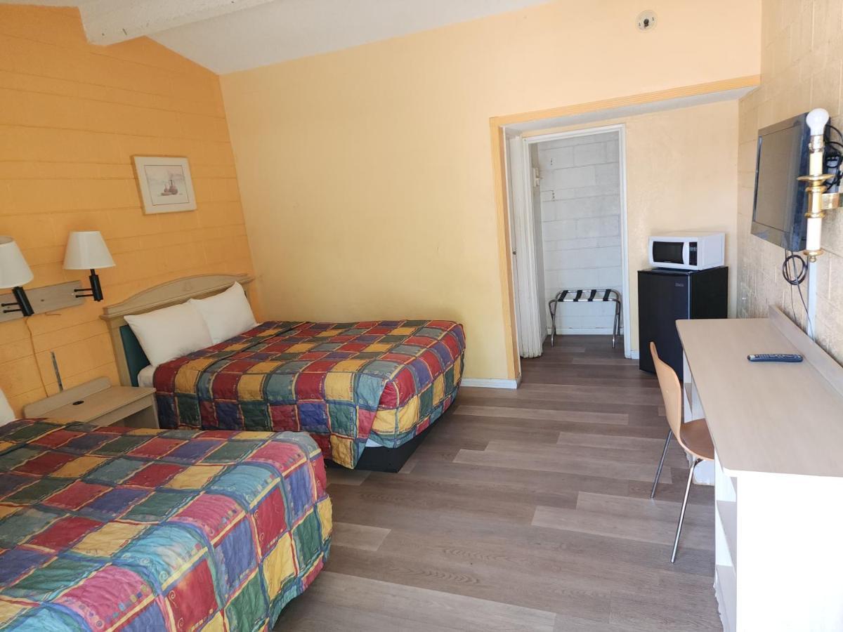 Town House Motel Lancaster Bagian luar foto