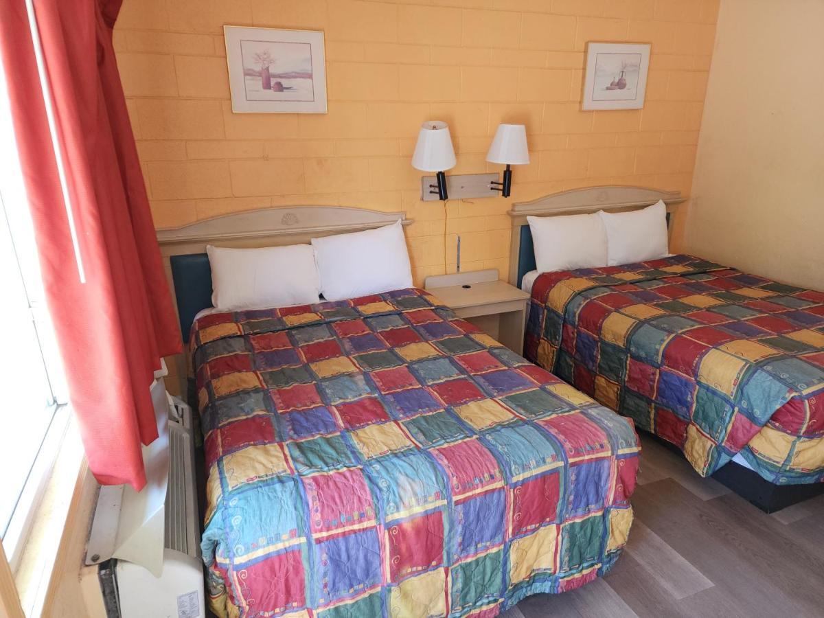 Town House Motel Lancaster Bagian luar foto