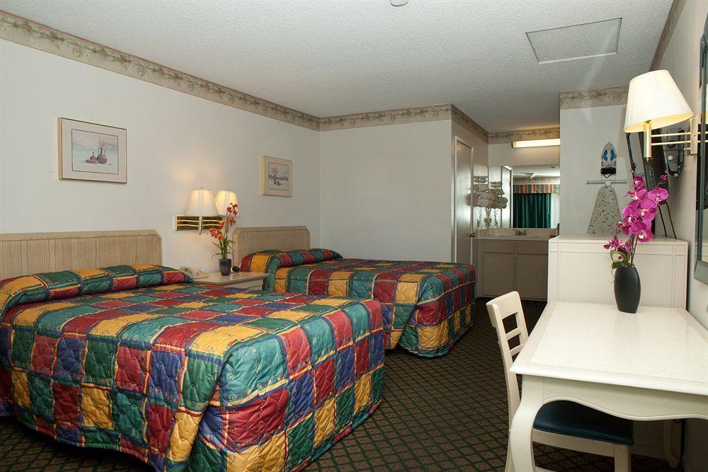 Town House Motel Lancaster Bagian luar foto