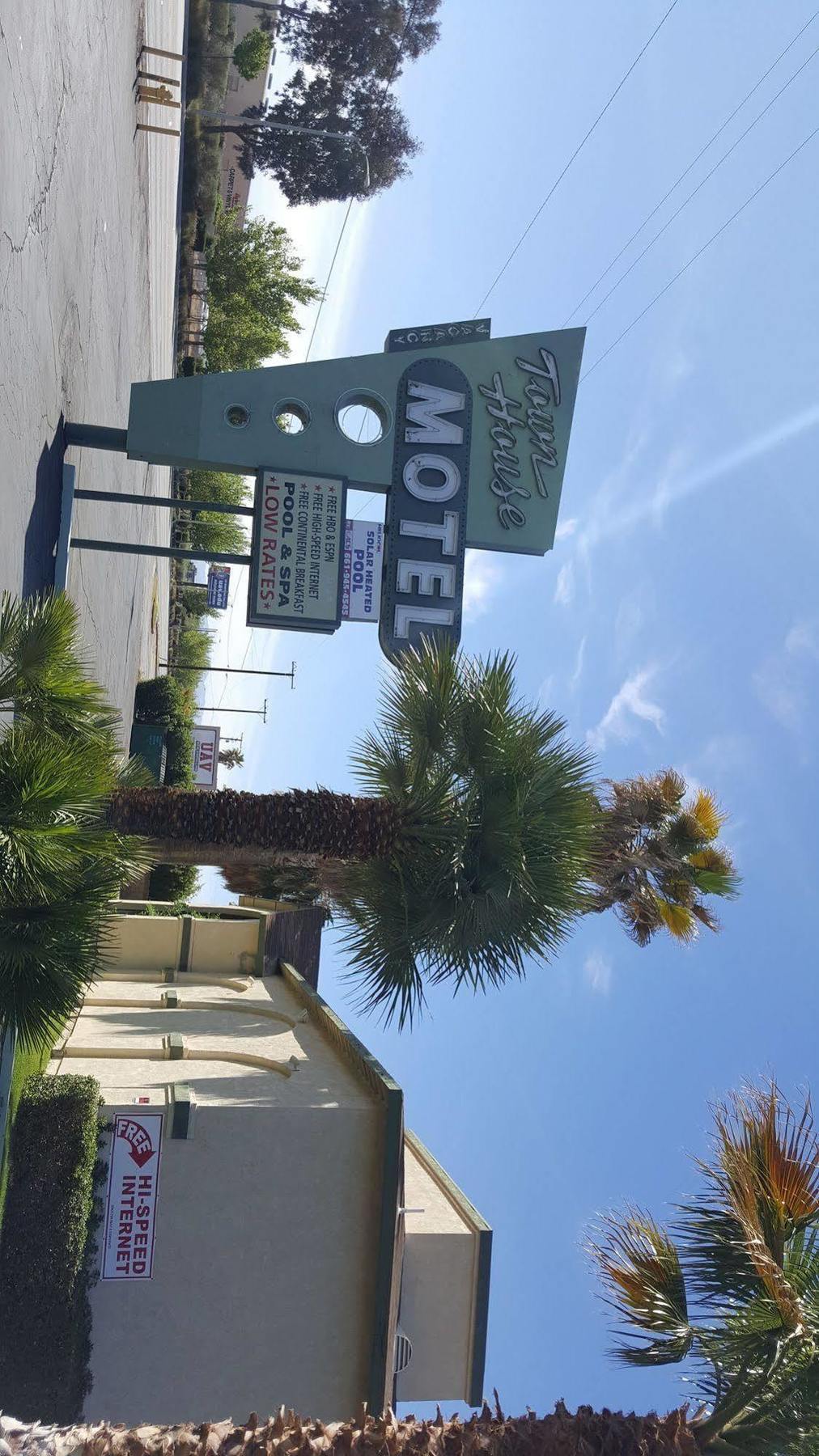 Town House Motel Lancaster Bagian luar foto