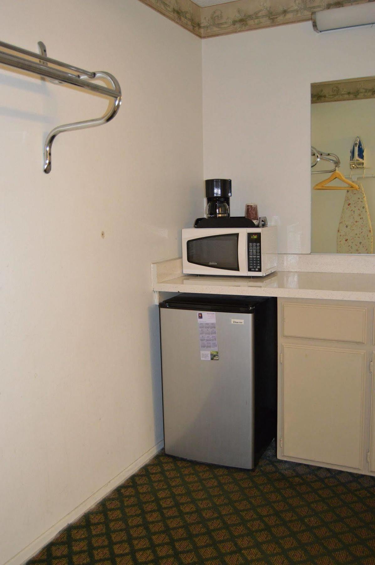 Town House Motel Lancaster Bagian luar foto