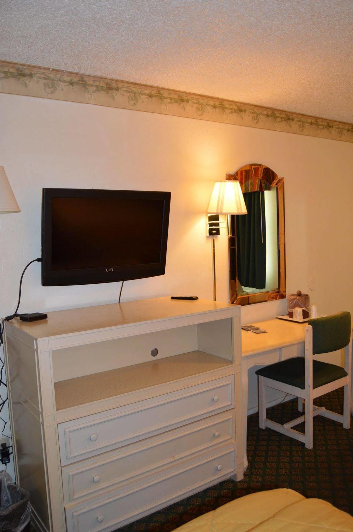 Town House Motel Lancaster Bagian luar foto