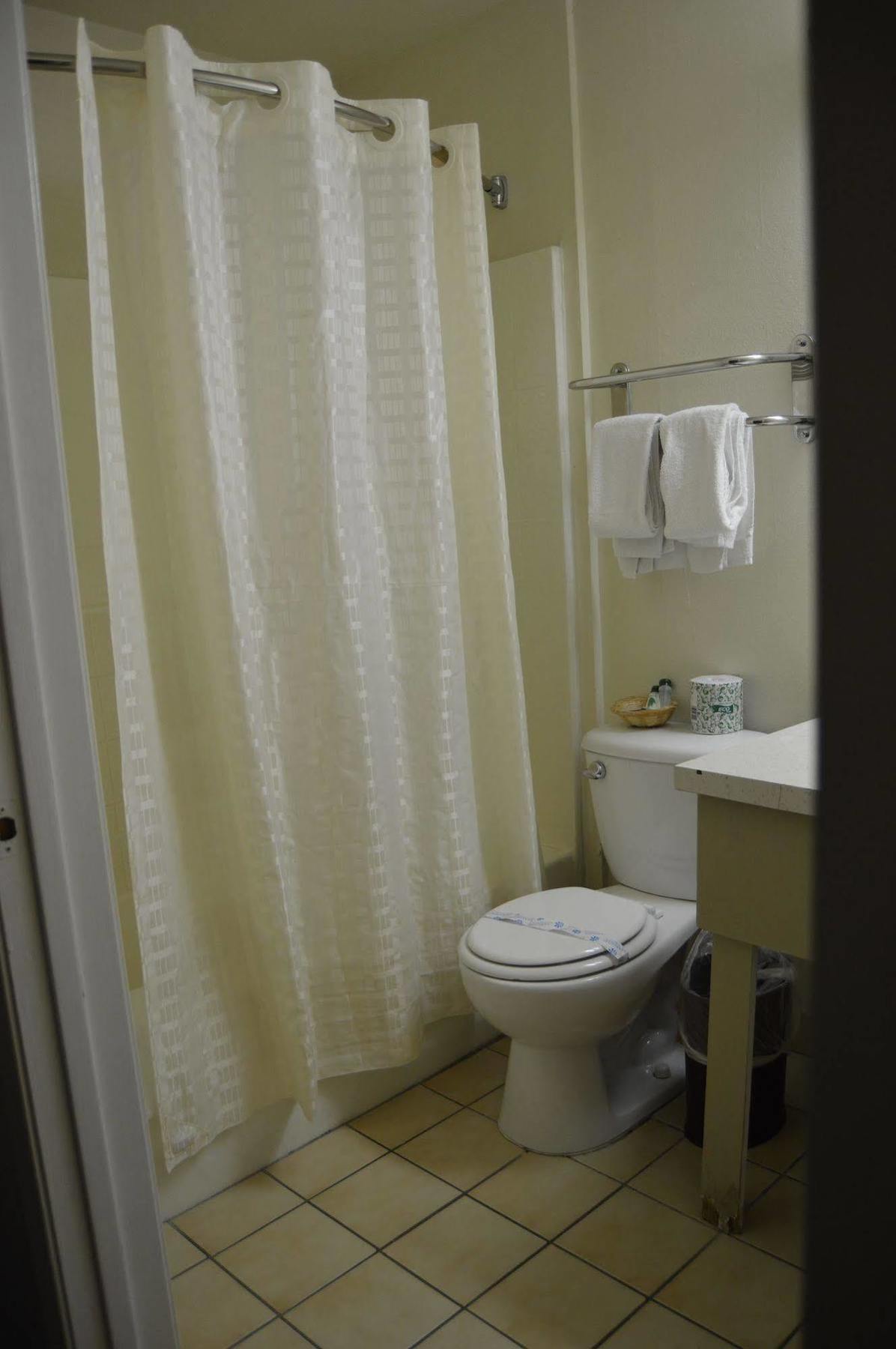 Town House Motel Lancaster Bagian luar foto