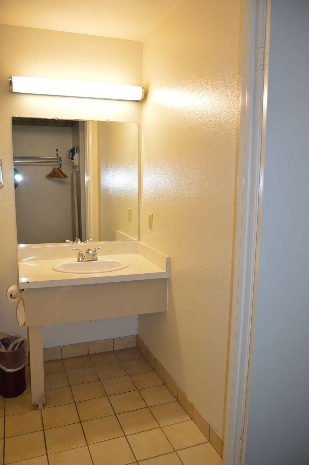 Town House Motel Lancaster Bagian luar foto