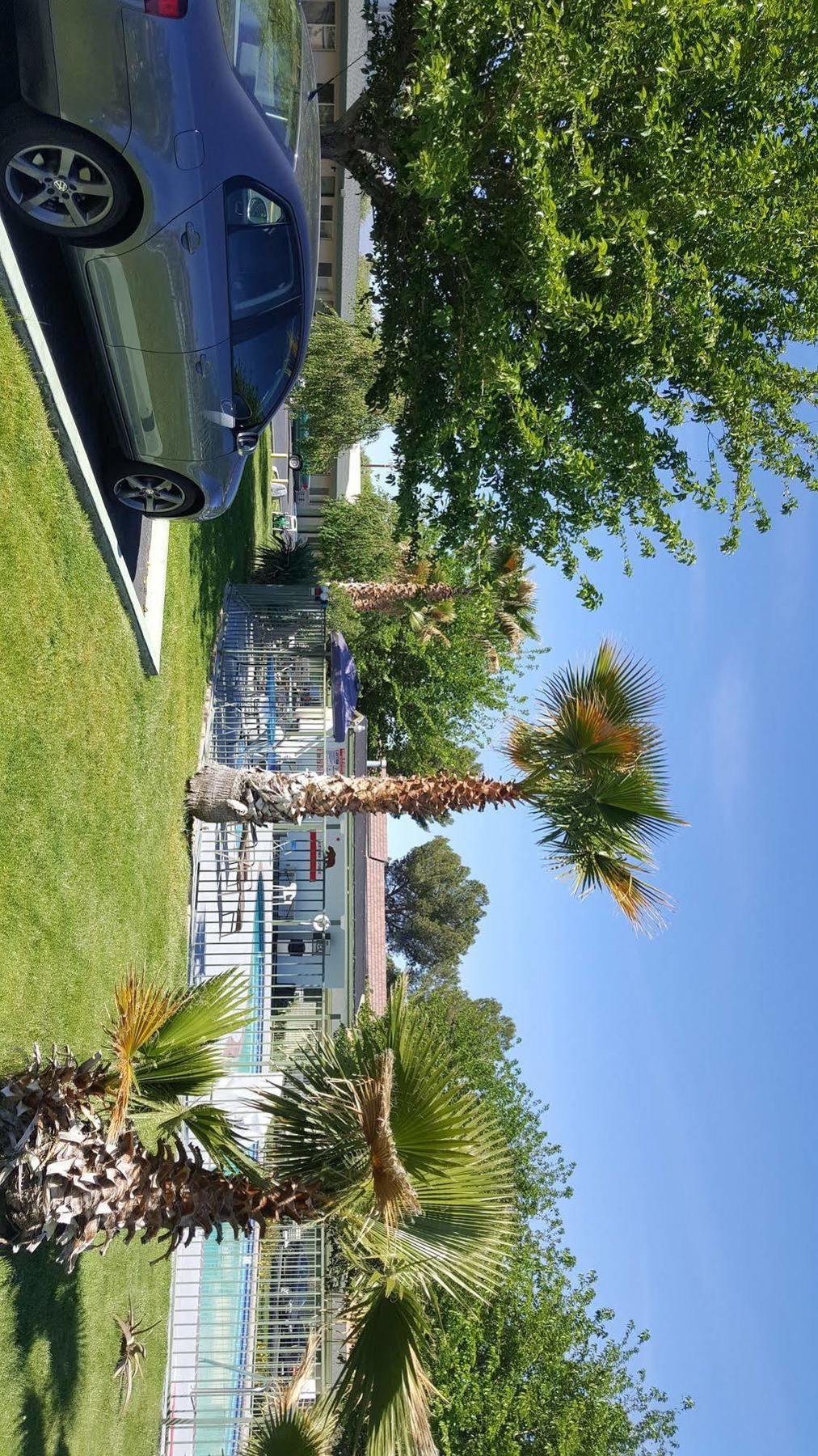 Town House Motel Lancaster Bagian luar foto
