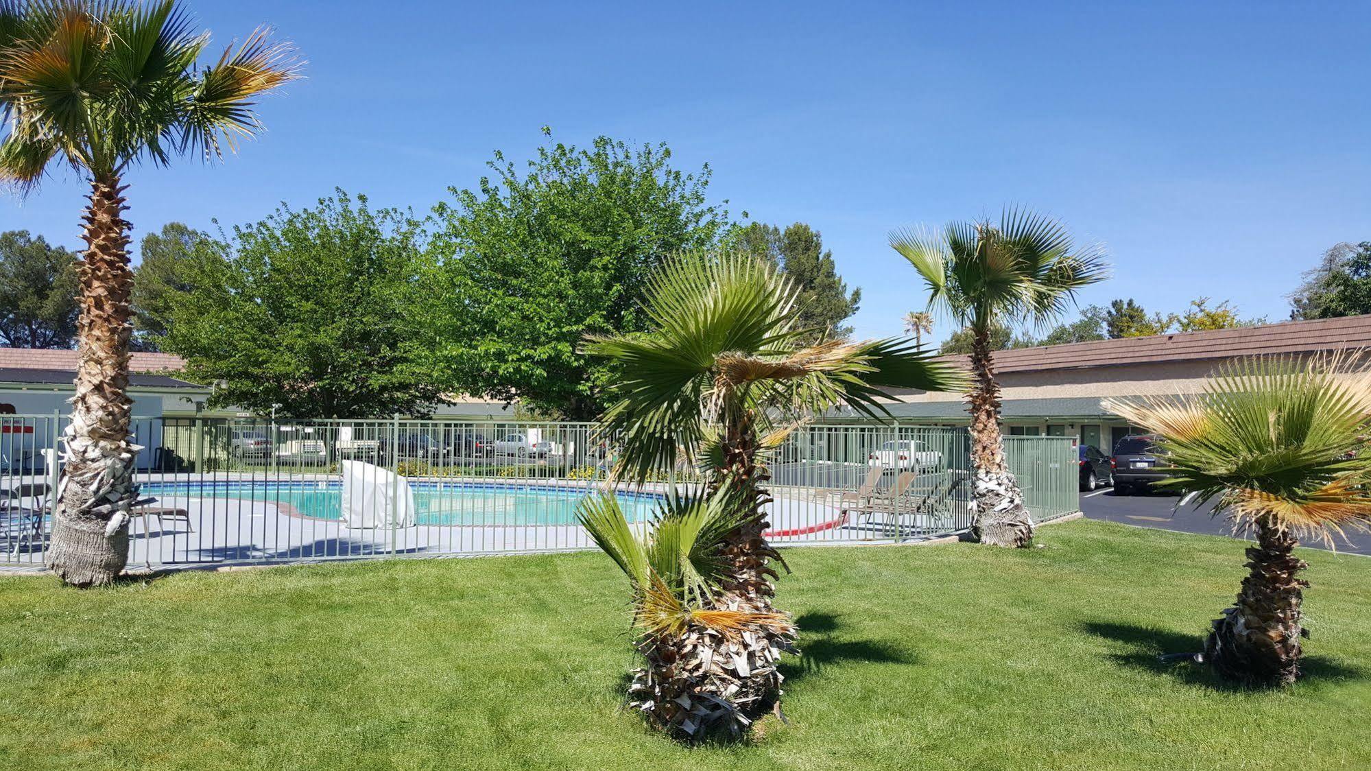 Town House Motel Lancaster Bagian luar foto