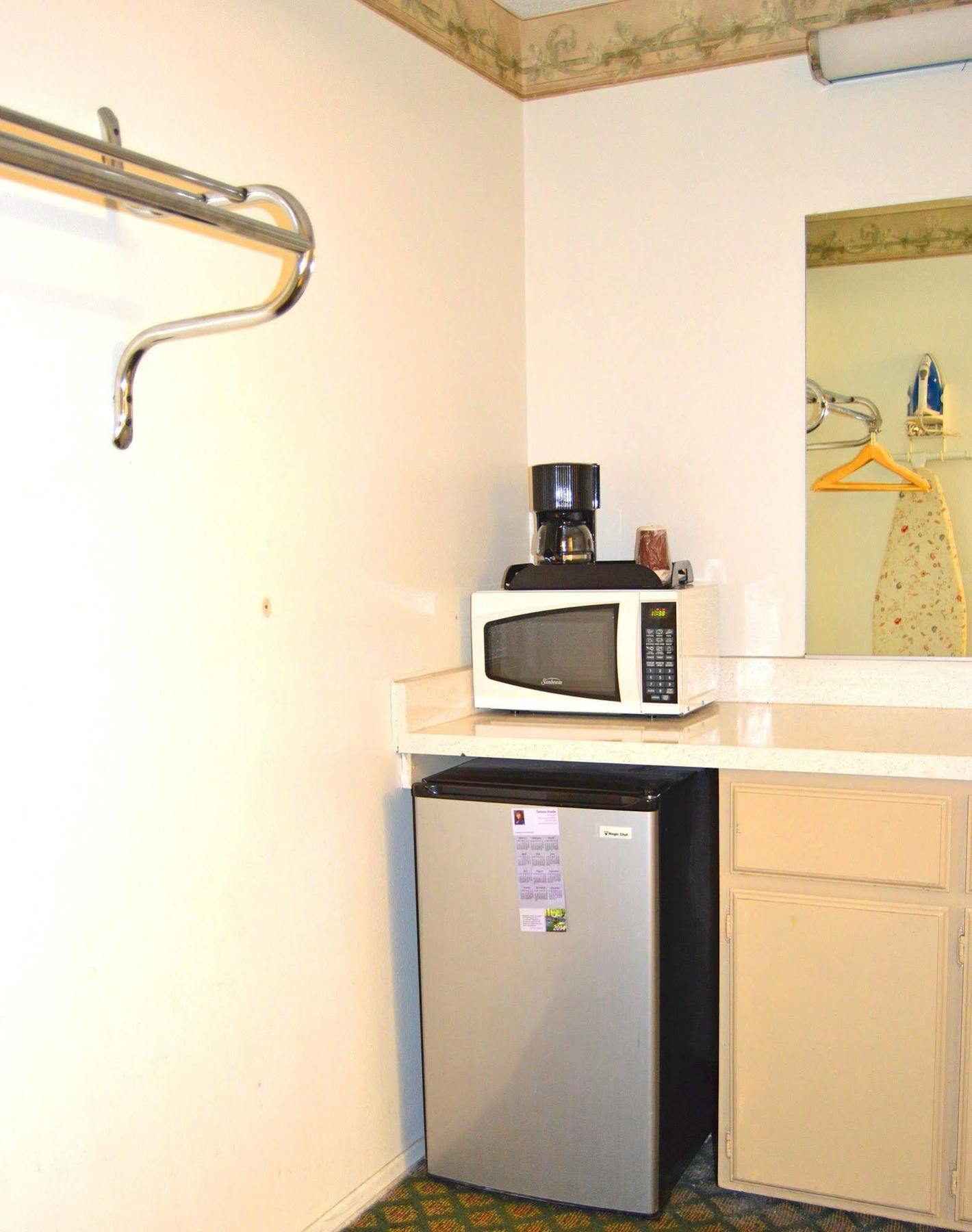 Town House Motel Lancaster Bagian luar foto
