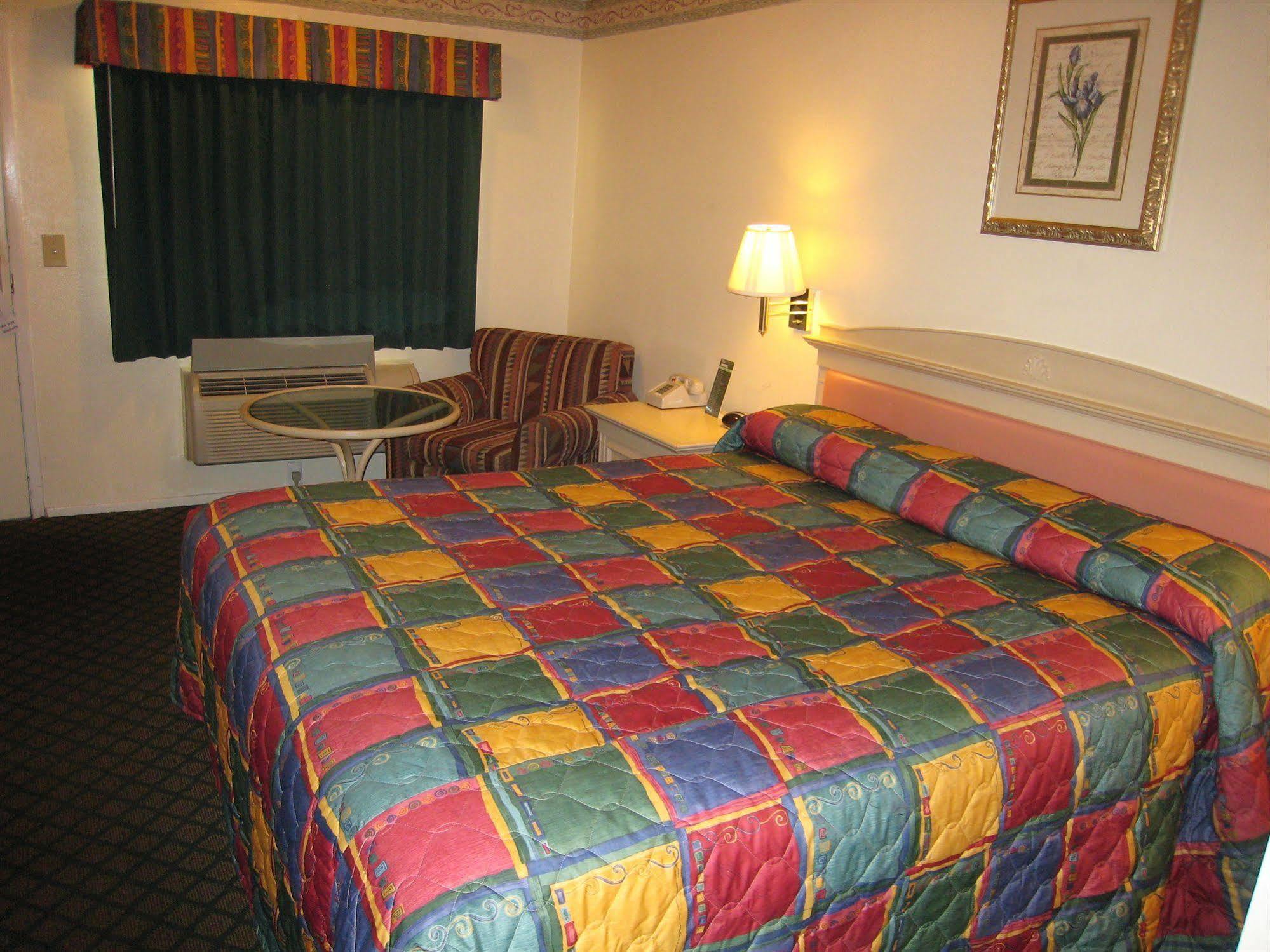 Town House Motel Lancaster Bagian luar foto