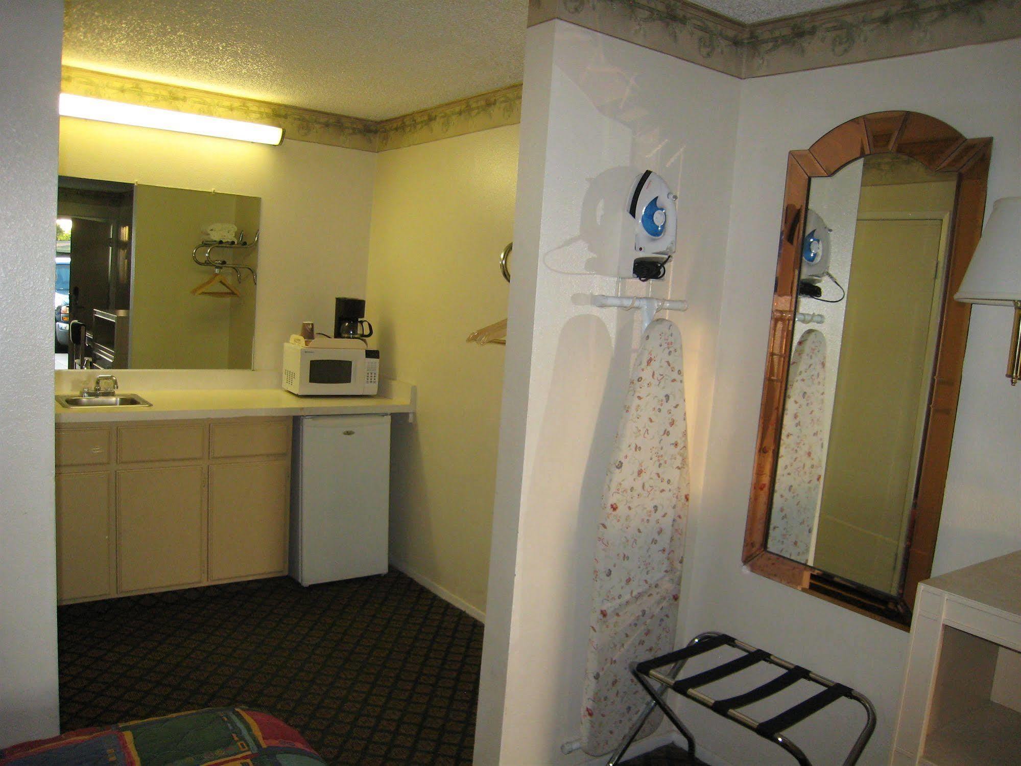 Town House Motel Lancaster Bagian luar foto