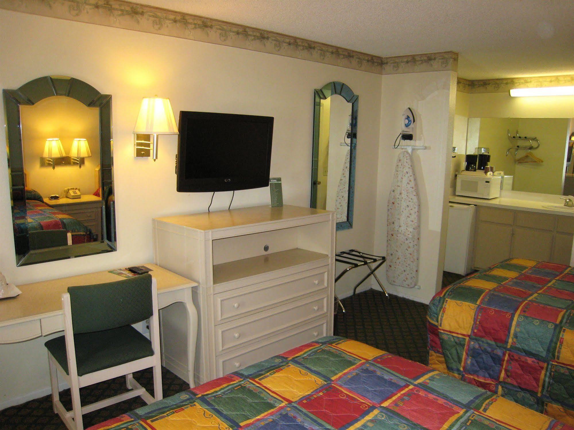 Town House Motel Lancaster Bagian luar foto