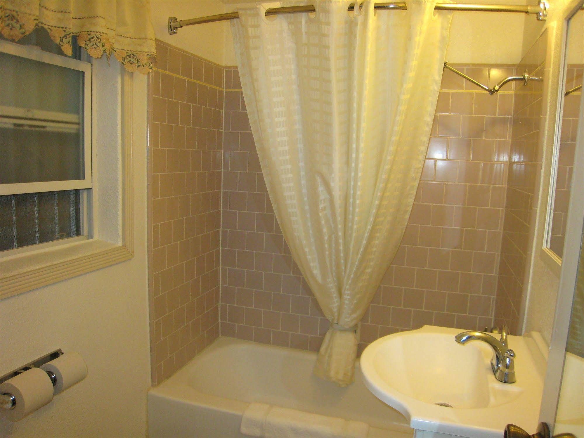 Town House Motel Lancaster Bagian luar foto