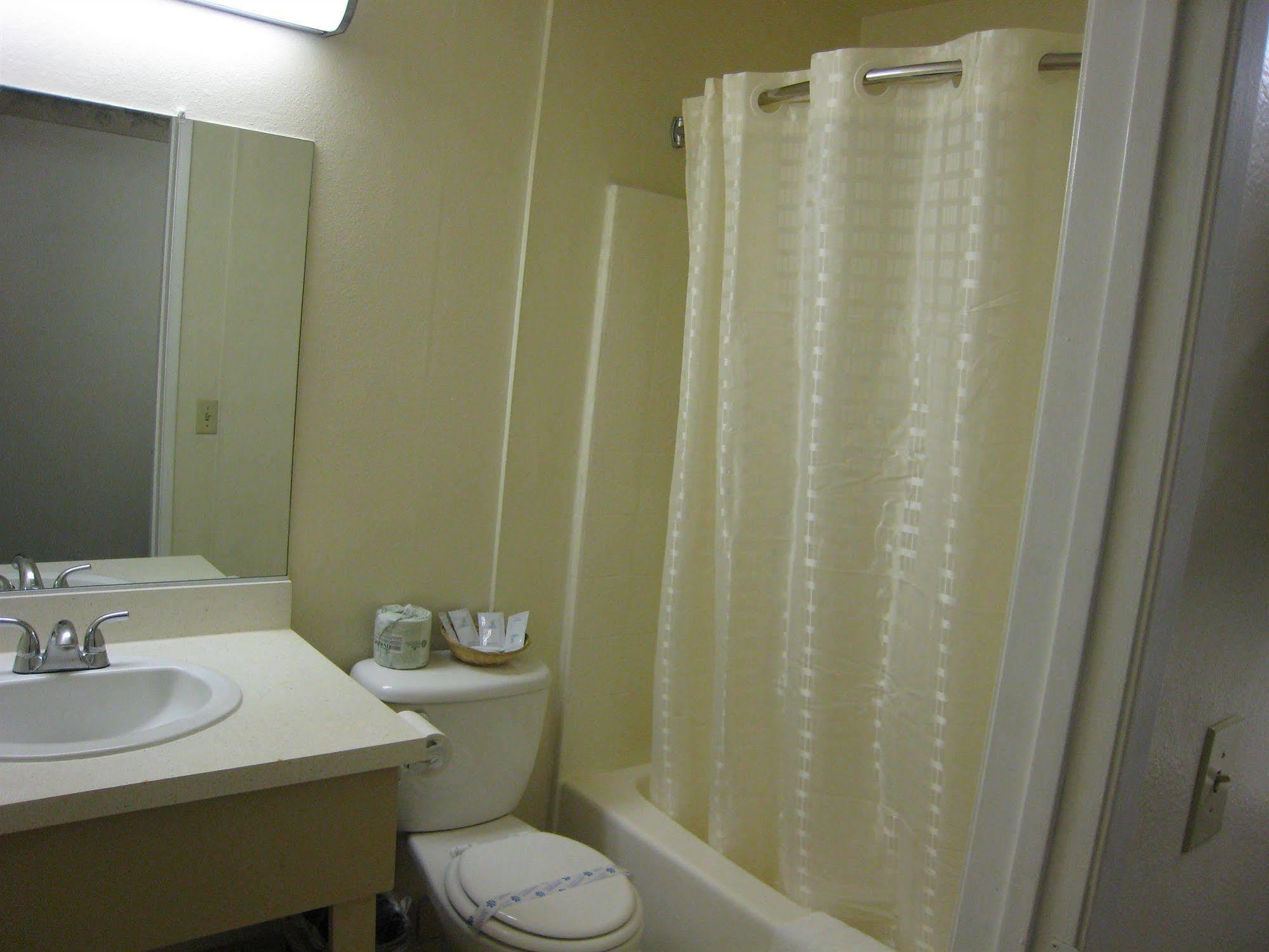Town House Motel Lancaster Bagian luar foto