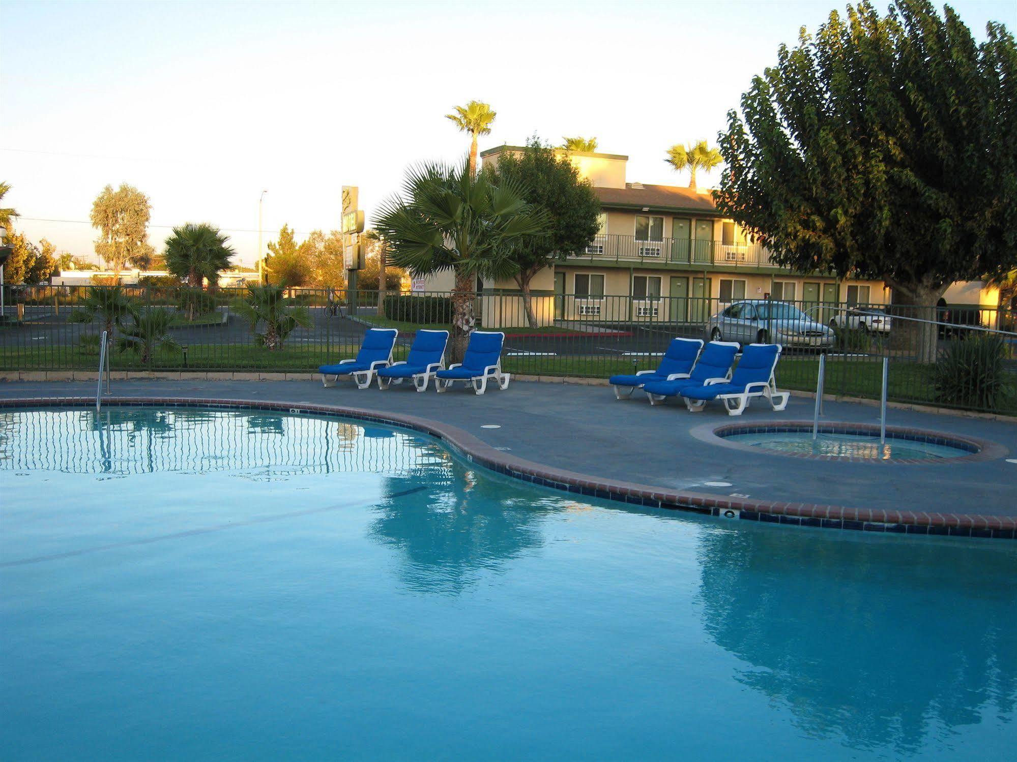 Town House Motel Lancaster Bagian luar foto