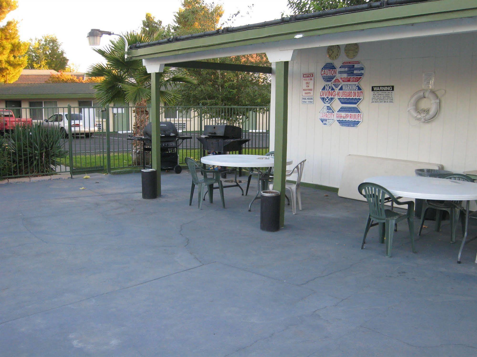 Town House Motel Lancaster Bagian luar foto