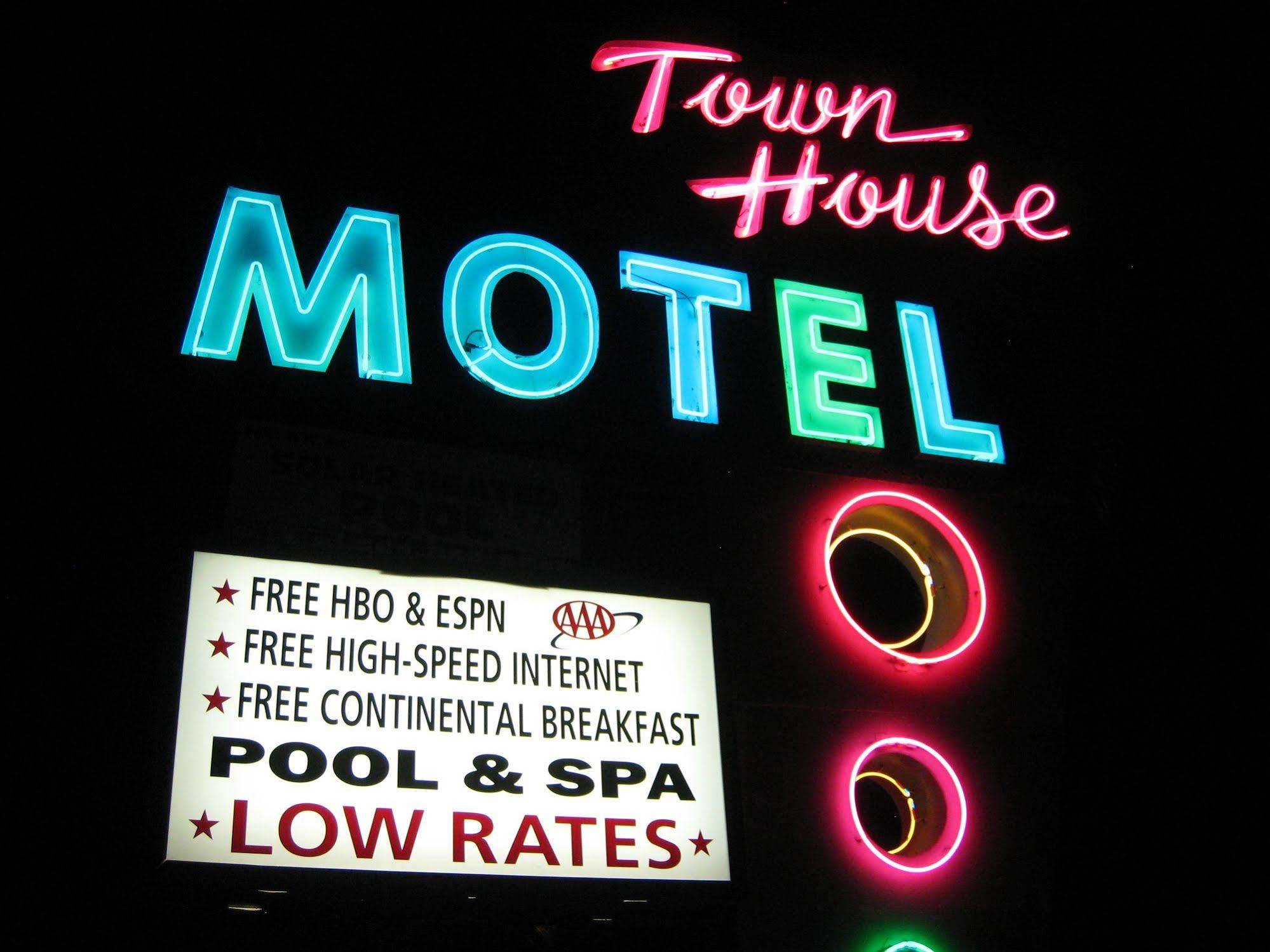 Town House Motel Lancaster Bagian luar foto