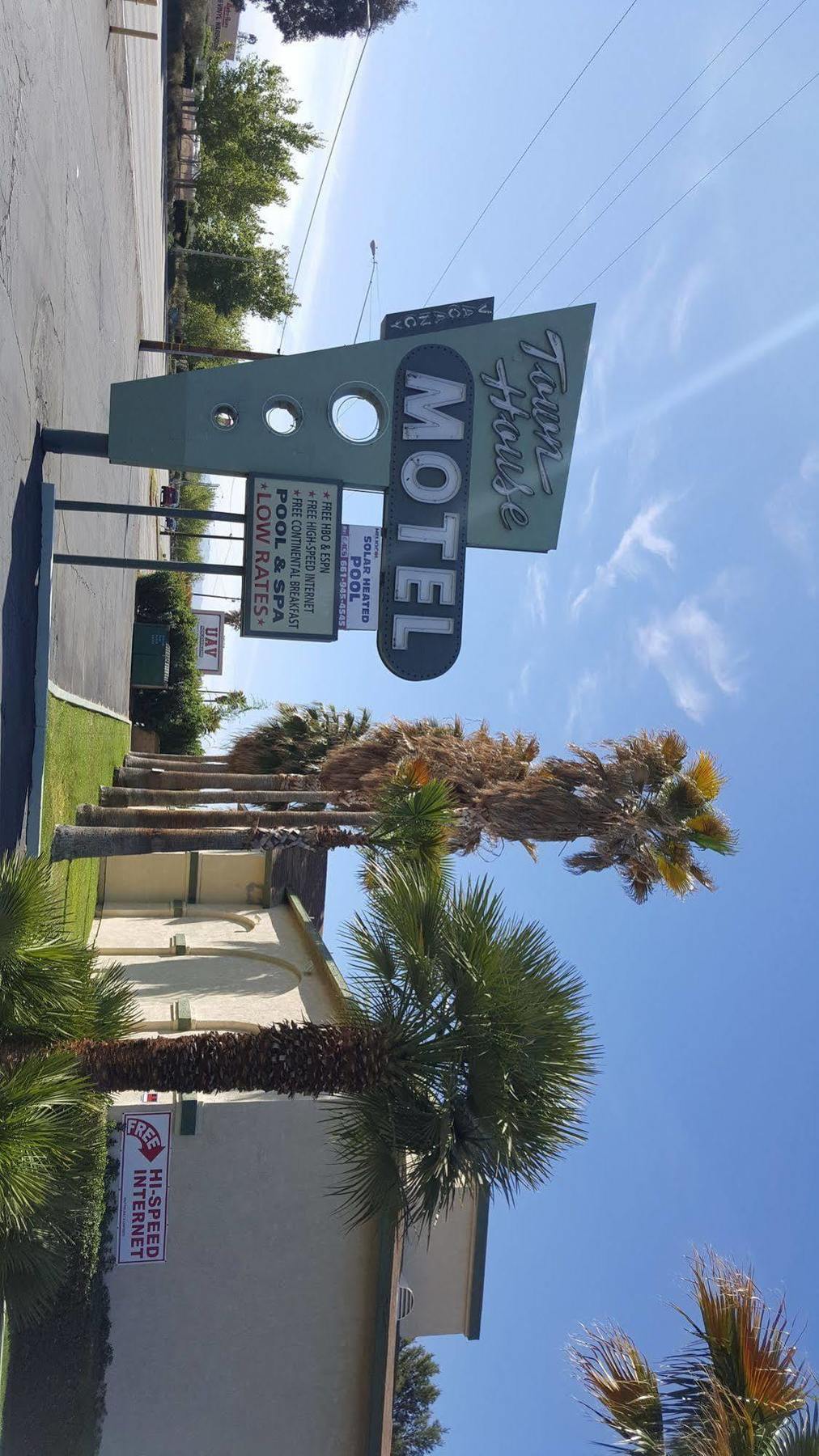 Town House Motel Lancaster Bagian luar foto