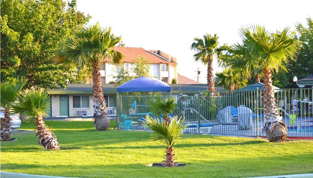 Town House Motel Lancaster Bagian luar foto